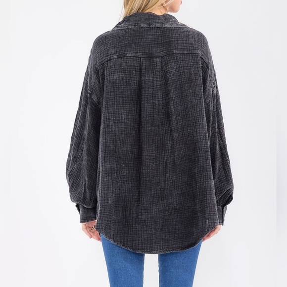 BiBi  Button Up Washed Shirt Shacket With Pockets in Ash Wash Black - Picture 6 of 8